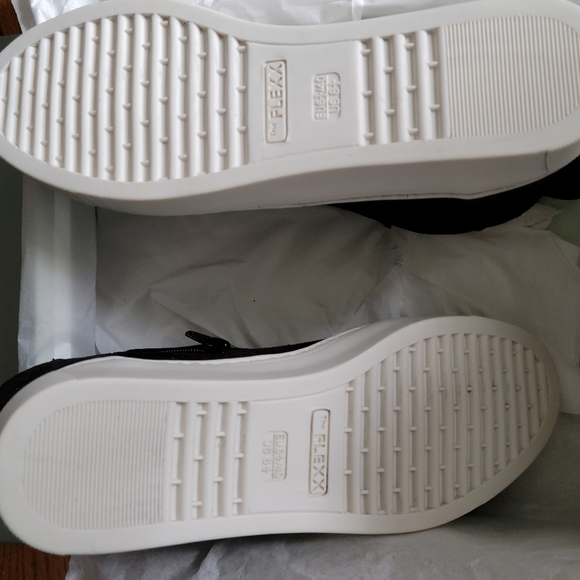 The FLEXX Sneak Peak Bootie - Picture 3 of 4